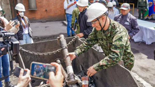 Más de 25.000 armas incautadas se fundirán para hacer pupitres escolares 