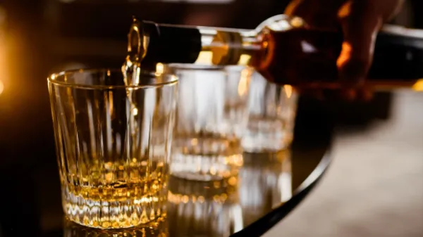 ¿Qué causa la resaca? Y cómo superarla