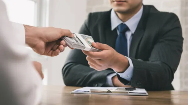 Con carteles en el sitio de trabajo, aplicación de préstamos cobraba dinero a un joven. La Corte le puso un 'tatequieto'