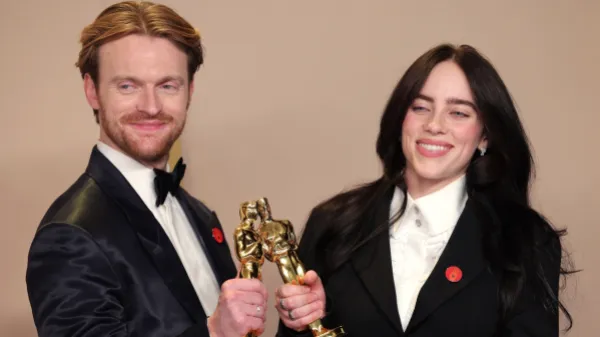 Por qué varios actores llevaban un pin rojo en los Oscar y qué significa? | Cambio Colombia
