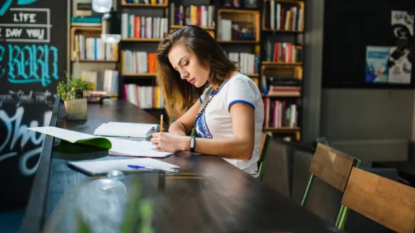 Jóvenes a la E lanzará su primera convocatoria con 2.700 becas para programas universitarios, técnicos y tecnólogos