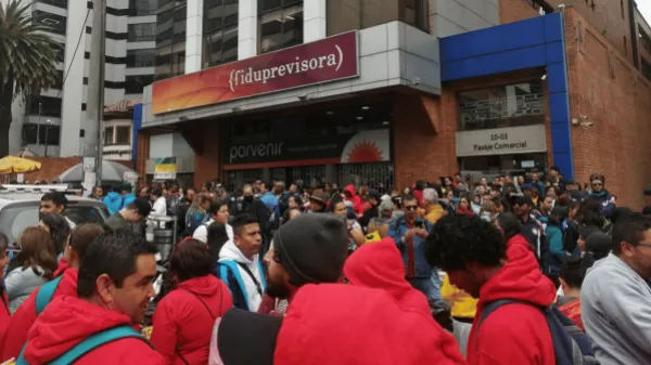 ¿Por qué están protestando los profesores frente a la Fiduprevisora?