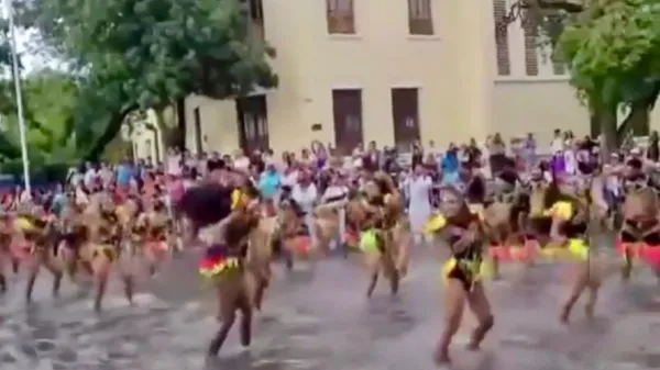 El debate detrás del desfile entre aguas de alcantarillas en Santa Marta