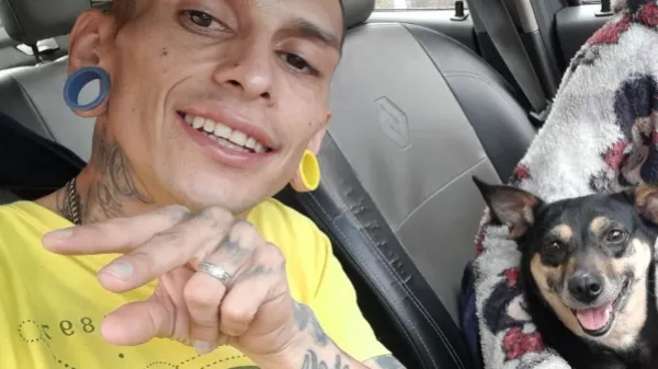 La emotiva despedida de la perrita de Javier Acosta, el hincha de Millonarios que se practicará la eutanasia