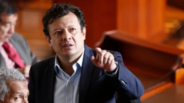 Piden investigación contra Hollman Morris por denuncias de maltrato laboral
