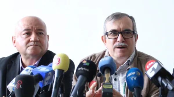 La JEP llama a comparecer a 74 exintegrantes de las Farc, entre ellos Rodrigo Londoño y Julián Gallo Cubillos