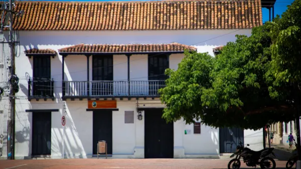 La discusión sobre los 500 años de Santa Marta enfrenta al alcalde Pinedo y al ministro Correa