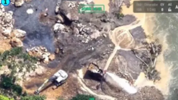 Fotos: las disidencias de las Farc desviaron el paso natural del río Micay y convirtieron el agua en una sustancia oscura