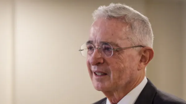 "La JEP y el gobierno Petro-Santos hacen política con las víctimas de La Escombrera": Álvaro Uribe Vélez defiende la Operación Orión