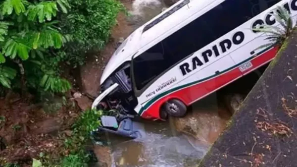 Accidente de bus en la autopista Medellín-Bogotá deja cinco muertos y más de 20 heridos