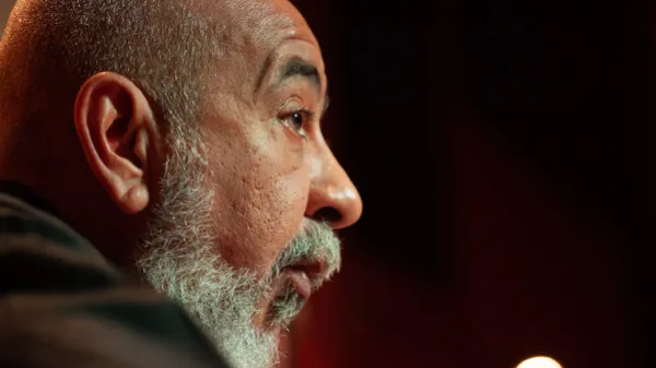 Leonardo Padura, el gran anfitrión cubano en el Hay Festival 2025