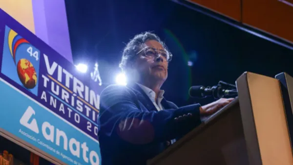 “El turismo ya genera más divisas que el carbón”: Petro en Vitrina de Anato 2025