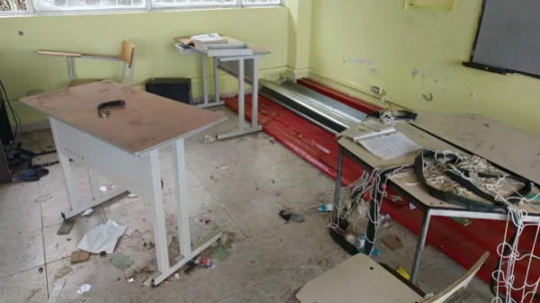 Entre impactos de bala y juguetes: así se ve la escuela rural que las disidencias de las Farc utilizaban como trinchera en Nariño
