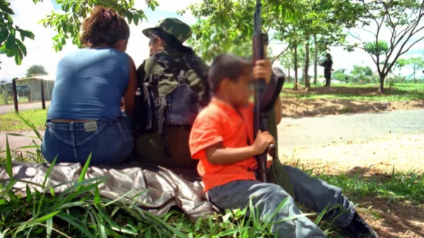 Una niñez de fusil y camuflado: la triste realidad del reclutamiento de menores en Colombia