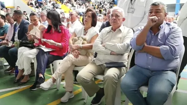 Calzones a la medida del uribismo: el cuestionado político del Centro Democrático que apareció junto a Uribe en una reunión