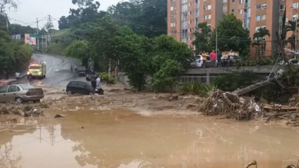 Tragedia en Altavista: una persona muerta, un menor desaparecido y graves afectaciones por lluvias torrenciales en Medellín