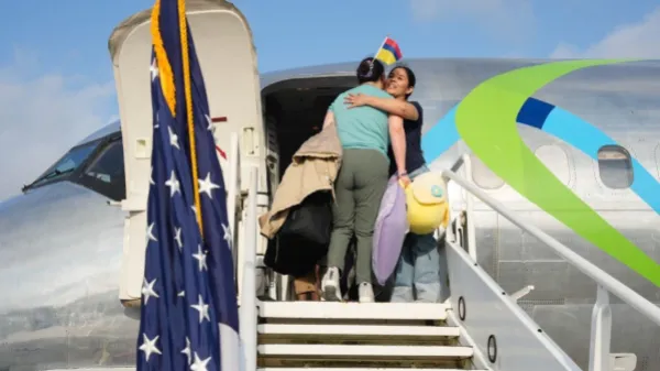 Llegó el vuelo con los primeros 26 migrantes colombianos 'autodeportados' desde Estados Unidos