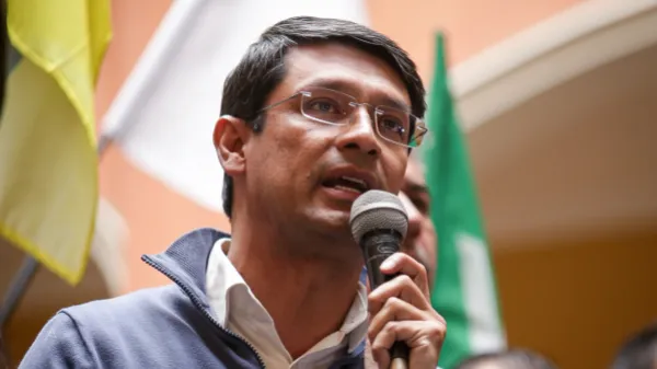 Marchar con un precandidato del sector opuesto: la propuesta de Camilo Romero para la Marcha del Silencio