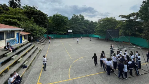 Dos colegios colombianos, entre los finalistas del premio a la Mejor Escuela del Mundo 2025: así puede darles su voto