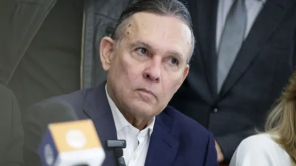 Presidente del Senado, Efraín Cepeda, calificó de "engendro" el anuncio de una constituyente vía papeleta
