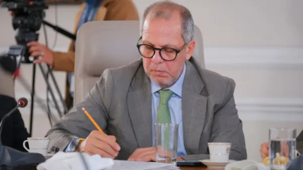 Críticas a Alfredo Saade por compartir información falsa sobre salud de Miguel Uribe: "Vergüenza de jefe de Gabinete"