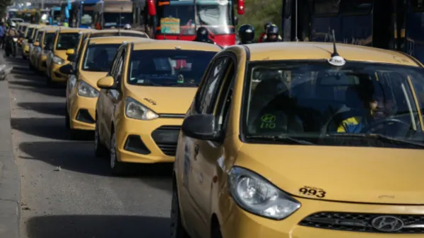 Gremio de taxistas le compite a Uber y Didi: lanzan app que promete acabar con el 'muñeco' del taxímetro