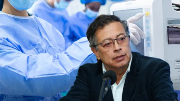 ‘Fact-checking’ de la crisis de la salud: ¿quién tiene la razón: Petro, la Contraloría o las EPS? 