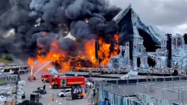 En imágenes: el gigantesco incendio que consumió el escenario principal del Tomorrowland a dos días del inicio del festival