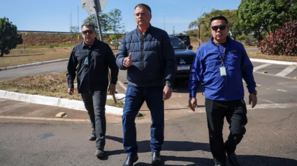 Expresidente Jair Bolsonaro, obligado a usar tobillera electrónica. ¿De qué lo acusa la justicia brasileña? 