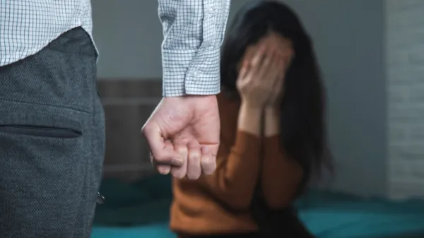 Ratificada condena a hombre que golpeó a su pareja por revisarle el celular: Corte negó una legítima defensa