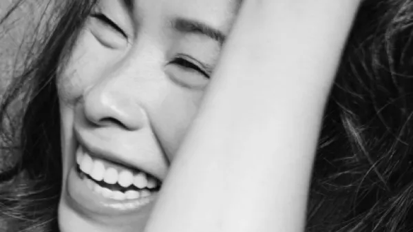 Kim Thúy y la historia de 'Vi: una mujer minúscula' en el éxodo hacia la soledad