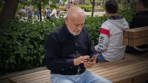 De las filas de banco a las apps virtuales: el reto de los mayores en la era digital