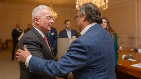 Uribe denuncia a Petro por calumnia y hostigamiento: los trinos presidenciales llegan a la Comisión de Acusación