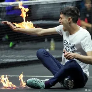 Activista entra a la cancha de tenis en la Laver Cup y prende fuego a su brazo