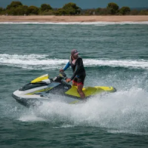 Quién regula las motos acuáticas que causan accidentes en las playas del país