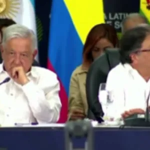 La extraña expresión en la cara de AMLO cuando Gustavo Petro habló sobre la parapolítica