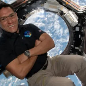 Astronauta rompe récord de tiempo en el espacio de la NASA
