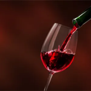Revelan posible causa de dolor de cabeza tras beber vino