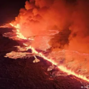 Gran erupción volcánica ilumina cielo nocturno de Islandia