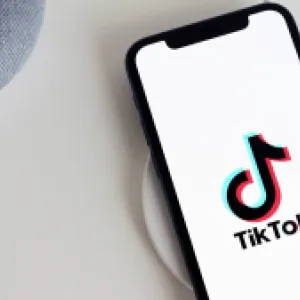 La herramienta con inteligencia artificial en la que trabaja TikTok para clonar la voz al instante