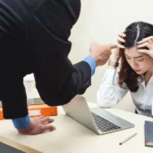 ¿Cómo denunciar un caso de acoso laboral?