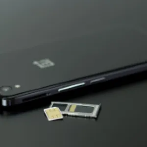¿Qué es una eSIM? Pros-Contras y cómo solicitarla según su operador móvil en Colombia
