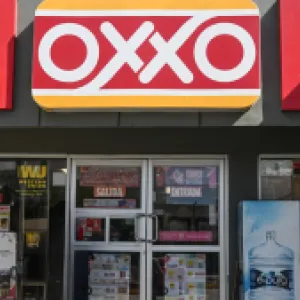 Oxxo: la cadena de tiendas que sigue abierta cuando las demás han cerrado