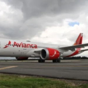 ¿Cuánto cuesta un galón de combustible para avión en Colombia?