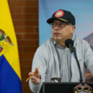 Presidente Gustavo Petro niega que haya escasez de combustibles para avión en Colombia