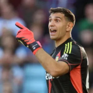 FIFA sancionó a Dibu Martínez por agredir a camarógrafo en el partido de Eliminatorias entre Colombia y Argentina 