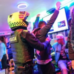 Policía no podrá usar armas letales para proteger "bienes inferiores a la vida", dice el nuevo decreto