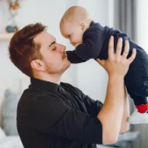 Reforma laboral del Gobierno duplicaría la licencia de paternidad actual: voces a favor y en contra