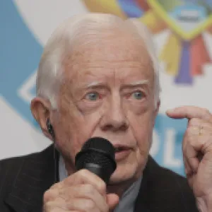 El expresidente de EE.UU. Jimmy Carter, de 100 años, vota por Kamala Harris