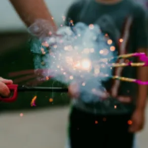 ¿Cuáles son las sanciones a las que se enfrentan los padres de menores quemados por pólvora?